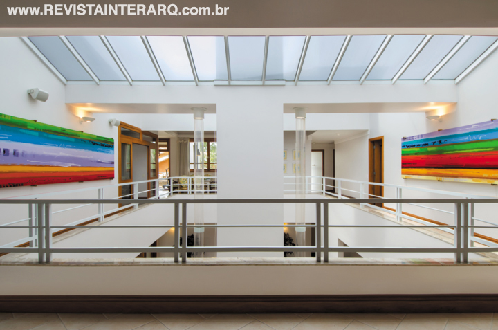 A luz natural se une às obras de Neto Andery para criar uma atmosfera relaxante no mezanino da ala íntima 