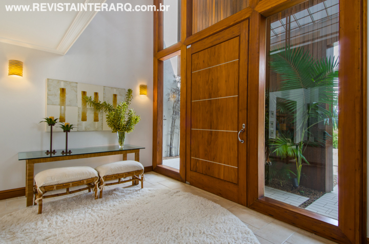 A área social revela a sintonia entre os projetos de arquitetura, interiores e decoração