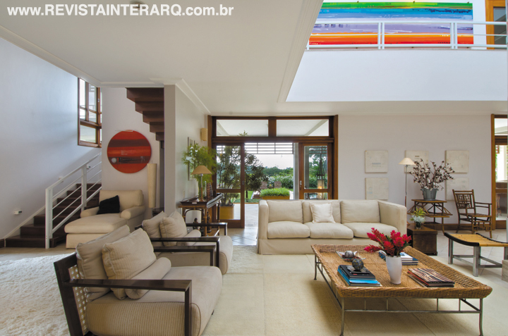 A área social revela a sintonia entre os projetos de arquitetura, interiores e decoração