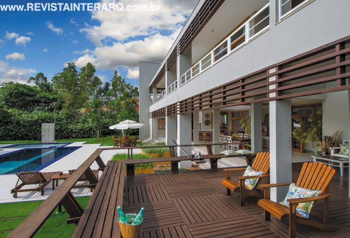 Para esta casa de veraneio, o projeto de Pedro Garcia Lopes partiu do contexto de equilíbrio entre fogo e água - Revista InterArq | Arquitetura, Decoração, Design, Paisagismo e Lifestyle