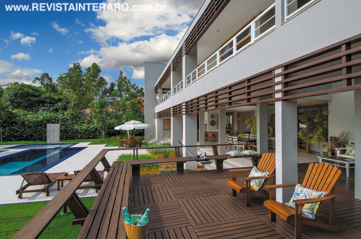 Para esta casa de veraneio, o projeto de Pedro Garcia Lopes partiu do contexto de equilíbrio entre fogo e água - Revista InterArq | Arquitetura, Decoração, Design, Paisagismo e Lifestyle