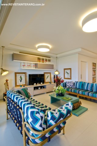 As cores do céu e do mar definiram a paleta dos estofados do sofá de cordas (Brasil Post) do social e estampas exclusivas. Em contrapartida, a areia foi a inspiração para as nuances do piso em porcelanato e do móvel da TV projetado pelo arquiteto. No lugar de abajures, luminárias em forma de escotilhas descem do teto. As gravuras de pássaros são da Artgesso São Francisco