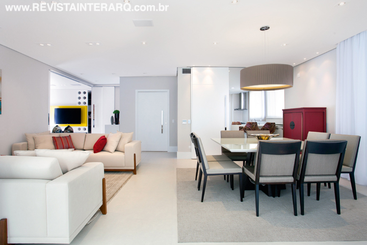 Móveis de linhas retas e cores neutras formam uma composição clean no estar e jantar, que podem ser setorizados ou integrados ao home e à cozinha com o abrir e fechar das portas de correr laqueadas