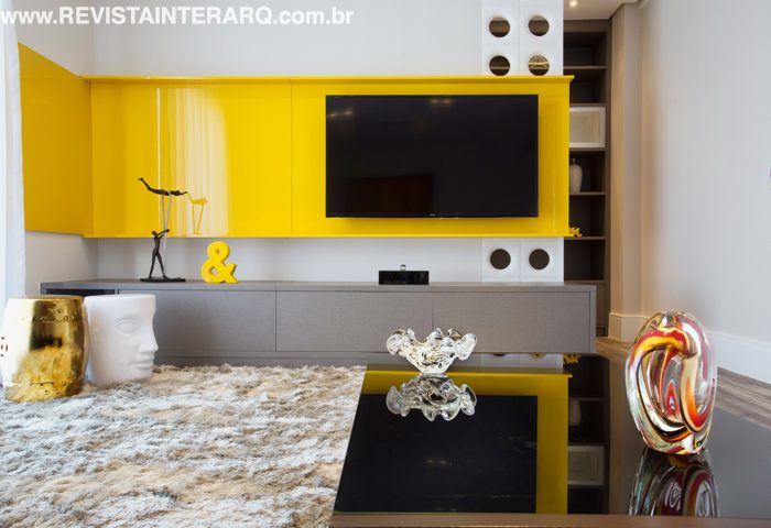 Livre de excessos, com mobiliário de proporções mais alongadas, este apartamento de 230 m² projetado por Daniela Inês acomoda um casal cosmopolita - Revista InterArq | Arquitetura, Decoração, Design, Paisagismo e Lifestyle