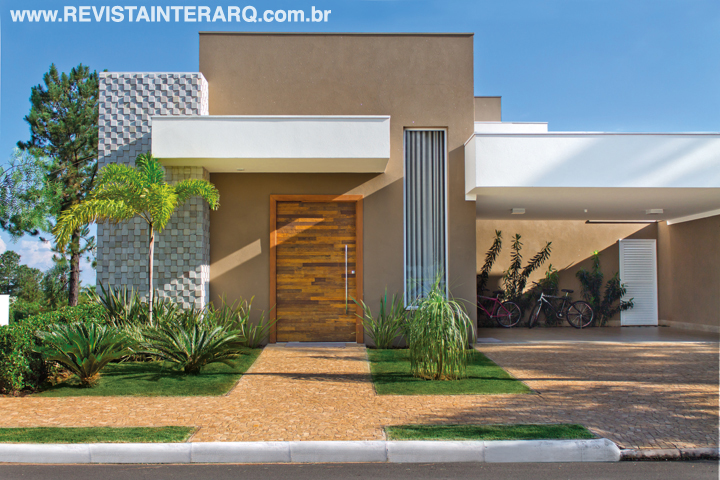 O contraste de cores, texturas e volumes marca a arquitetura da fachada, com piso em petit-pavet caramelo