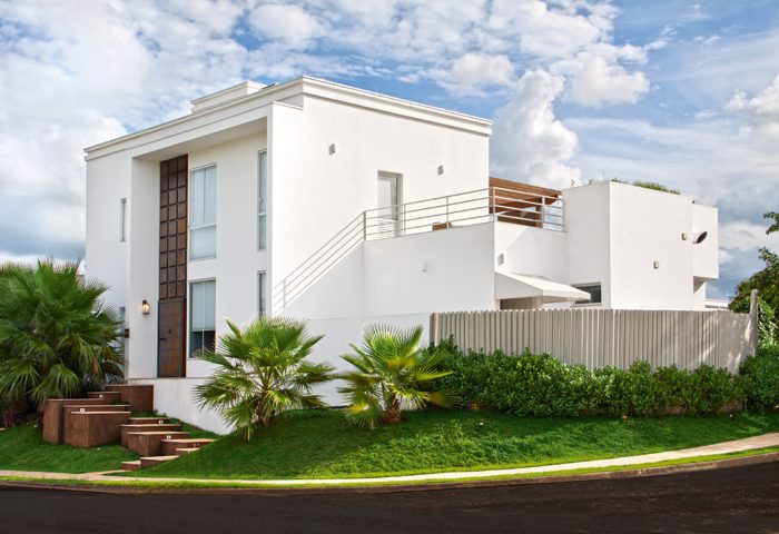 O terreno irregular foi estudado para garantir ventilação e iluminação natural adequadas neste projeto de arquitetura - Revista InterArq | Arquitetura, Decoração, Design, Paisagismo e Lifestyle