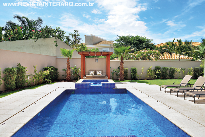 A piscina ganhou um Spa e a companhia de uma pérgola de madeira com chaises para contemplar o entorno. O projeto arquitetônico original é de Helder Pimenta