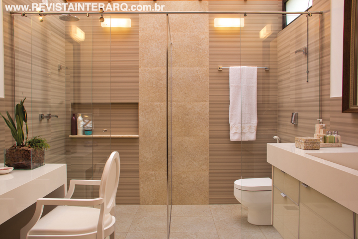 Os revestimentos da sala de banho remetem aos tons da terra. A bancada é em Caesarstone (Galeria das Pedras Marmoraria). Armários da Florense e box e espelhos da Marmoraria e Vidraçaria Avenida