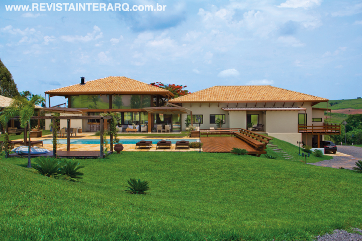 Externamente, o desnível do terreno favoreceu a implantação da piscina e de um espaçoso deck, sob o qual o arquiteto instalou um orquidário e espaço de contemplação
