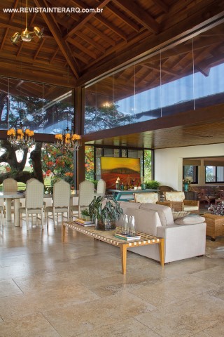 O anexo em madeira e vidro foi revestido com piso de fácil manutenção da Roca (Villaregio) e abriga os ambientes para uso rotineiro, como cozinha, lazer, TV e refeição. As grandes aberturas de vidro (Project Alum) trazem as formas sinuosas do antigo Flamboyant para dentro