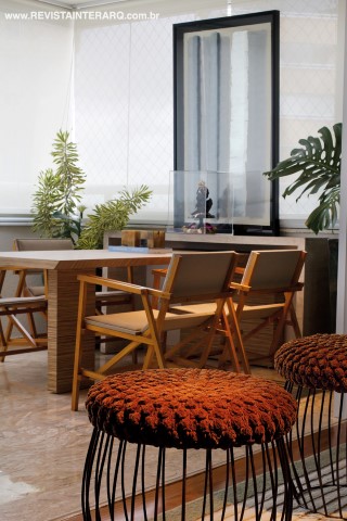 Na varanda, a luz é amenizada pelas persianas Hunter Douglas (Ateliê Revestimentos Roberto Cervelini)
