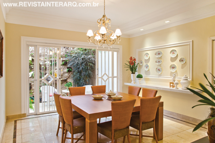 A sala de almoço se abre para um pequeno jardim de orquídeas e exibe, na parede, a coleção de porcelanas da família