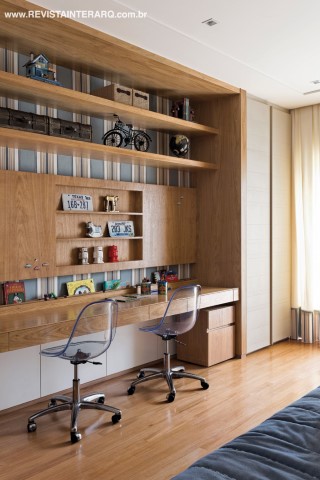 A marcenaria extremamente elaborada e detalhada otimizou e organizou os acessórios em cada um dos espaços do apartamento
