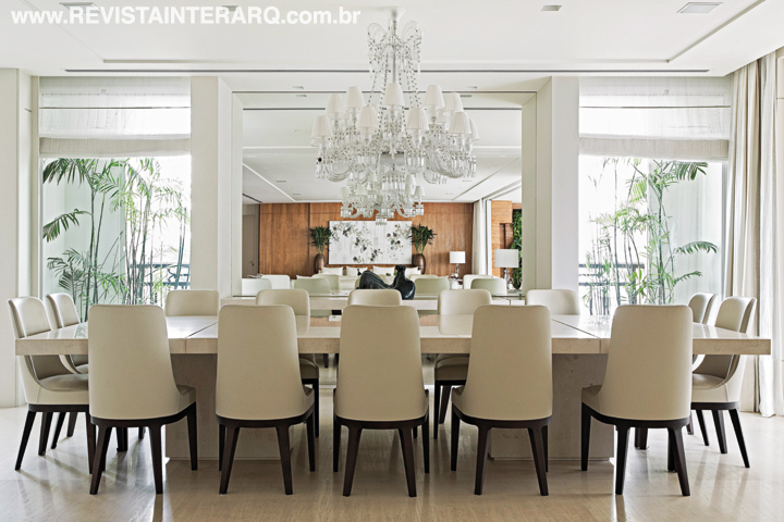 O jantar foi valorizado com o grande lustre de cristais