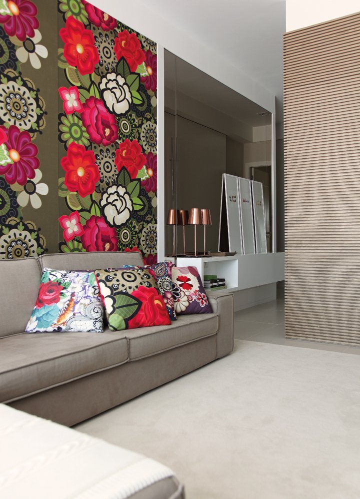 As cores vibrantes ficaram reservadas para o home theater, com parede a almofadas em tecido assinado por Adriana Barra (Délicatesse Tecidos). Painel de madeira ripada deslizante da Incomap Móveis e abajur cobre da Kelvin LD