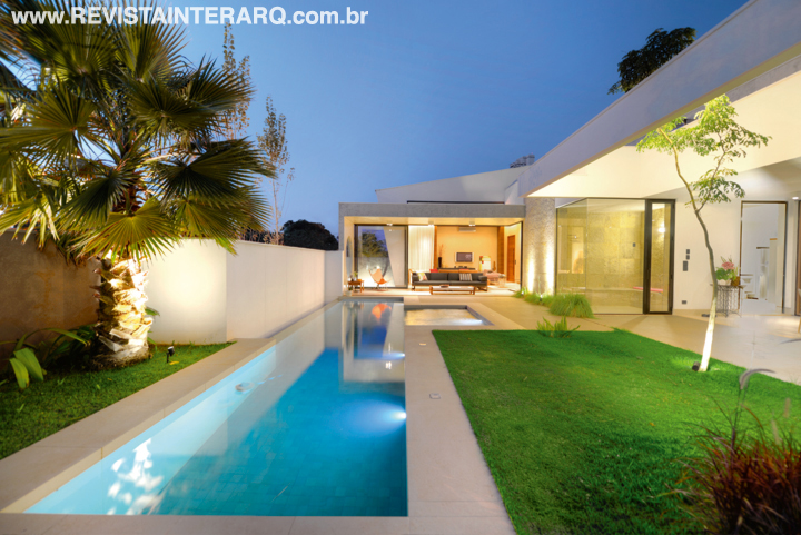 Piscina revestida com pedras vulcânicas asiáticas 