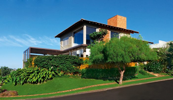 No paisagismo desta residência, a grande diversidade de espécies criou um exuberante jogo de volumes, tons e texturas - Revista InterArq | Arquitetura, Decoração, Design, Paisagismo e Lifestyle