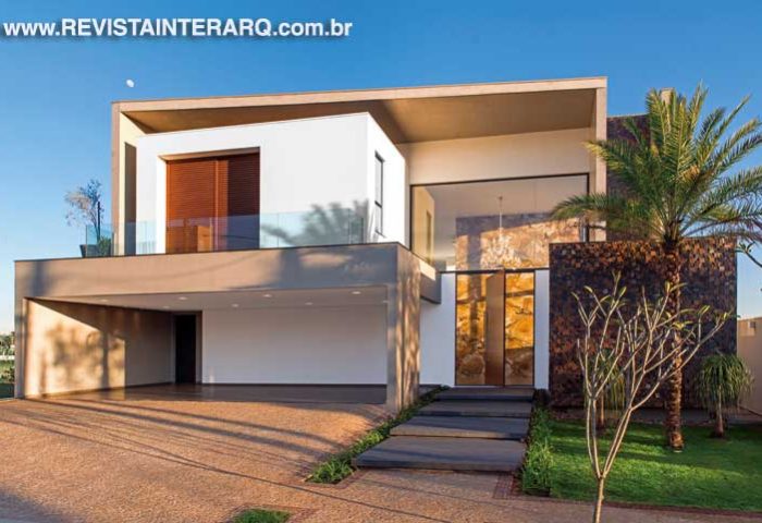 Norteado pela vista do sereno lago, este projeto mescla o concreto aparente com pedras naturais e grandes aberturas de vidro - Revista InterArq | Arquitetura, Decoração, Design, Paisagismo e Lifestyle