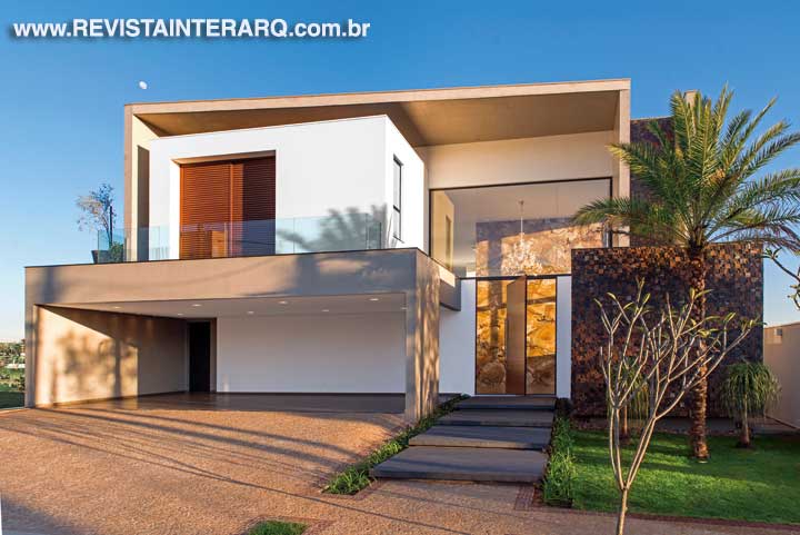 Norteado pela vista do sereno lago, este projeto mescla o concreto aparente com pedras naturais e grandes aberturas de vidro - Revista InterArq | Arquitetura, Decoração, Design, Paisagismo e Lifestyle