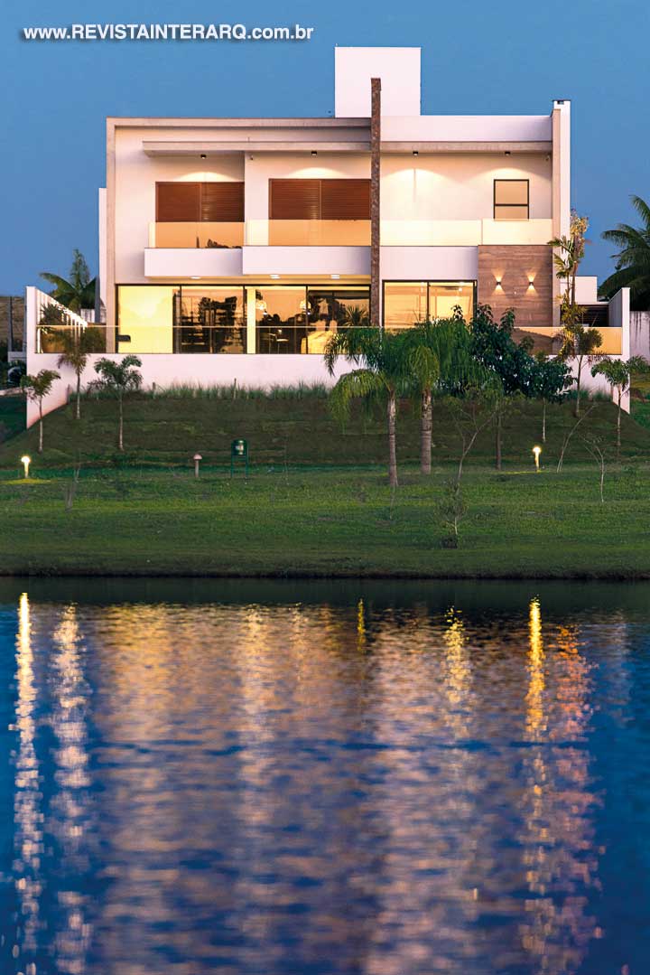 A integração da casa com a bela paisagem do entorno