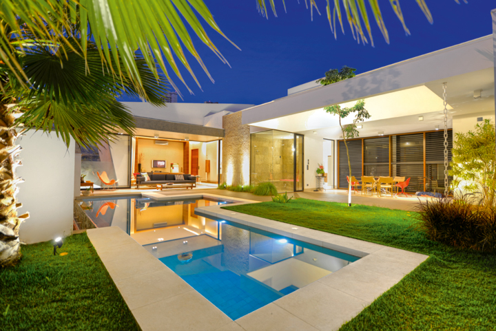 Um grande bloco de concreto atravessa este projeto arquitetônico arrojado - Revista InterArq | Arquitetura, Decoração, Design, Paisagismo e Lifestyle