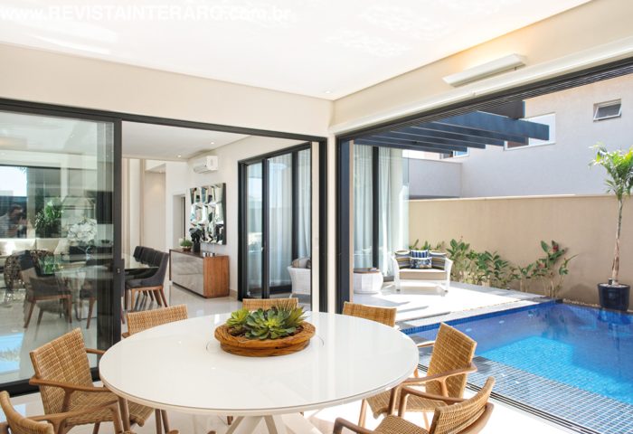 Alinhado ao perfil jovem dos clientes, o décor é composto por cores neutras, peças elegantes e elementos com texturas naturais - Revista InterArq | Arquitetura, Decoração, Design, Paisagismo e Lifestyle