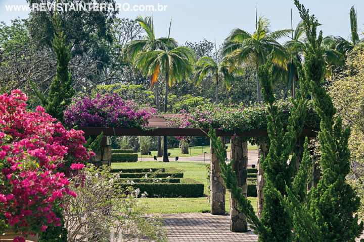 A primavera escala o gazebo de pedras para exibir suas cores intensas