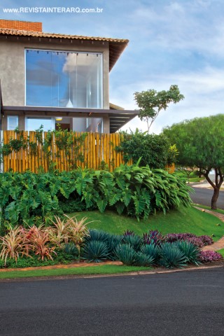 Destaque para a composição com grama esmeralda, Philodendron, Yucas, Rhoeos e Abacaxis Ornamentais