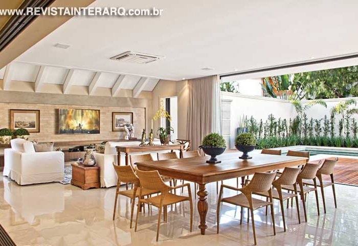 Nesta casa o dia a dia acontece no piso térreo enquanto no piso superior fica a ala íntima - Revista InterArq | Arquitetura, Decoração, Design, Paisagismo e Lifestyle