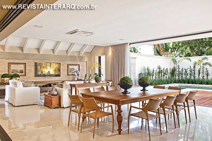 Nesta casa o dia a dia acontece no piso térreo enquanto no piso superior fica a ala íntima - Revista InterArq | Arquitetura, Decoração, Design, Paisagismo e Lifestyle