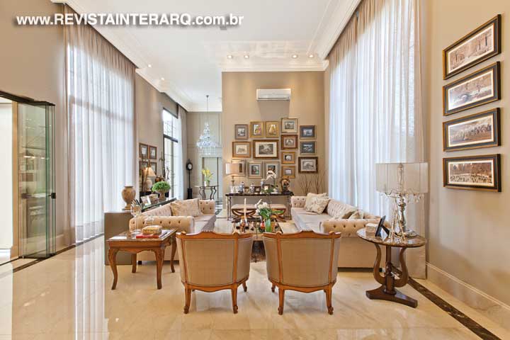 O living ganhou cortinas de linho e estofados em linho com acabamento capitonê Aparador da Marizza Prado e pufes da Decorativa. As esquadrias de alumínio são da LA Esquadrias