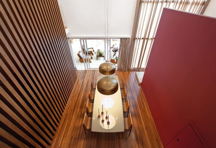 A nova identidade desta residência projetada por Solange Cálio alterou a setorização dos ambientes e acrescentou aconchego e ousadia - Revista InterArq | Arquitetura, Decoração, Design, Paisagismo e Lifestyle
