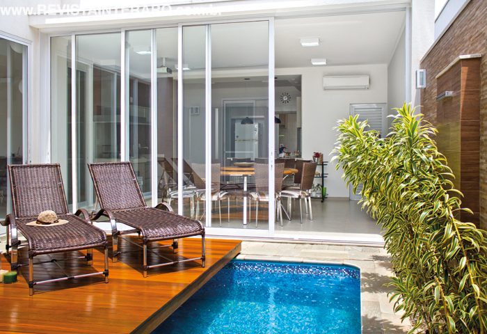 Extremamente prática, esta morada ganhou uma arquitetura dinâmica, com volumes geométricos que se encaixam em total equilíbrio visual - Revista InterArq | Arquitetura, Decoração, Design, Paisagismo e Lifestyle