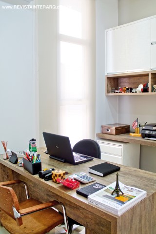 O home office teve a marcenaria detalhada para otimizar espaço. Os armários e a bancada nas cores Milano e Coll foram executados pela Ferrari Marcenaria e se destacam na base clara do porcelanato da Portinari (Casa dos Construtores)