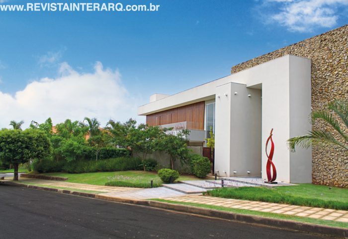 O paisagismo desta casa de esquina associou várias espécies para garantir a privacidade dos moradores - Revista InterArq | Arquitetura, Decoração, Design, Paisagismo e Lifestyle