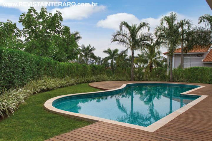 Na área da piscina, o gramado é necessário para conferir amplitude ao espaço. O conjunto com a cerca-viva de murta foi completado com as forrações de folhagens, como a dionela