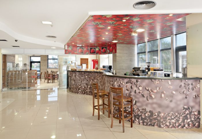 Aguçar os sentidos é a proposta dos coloridos painéis fotográficos que revestem este pitoresco café - Revista InterArq | Arquitetura, Decoração, Design, Paisagismo e Lifestyle