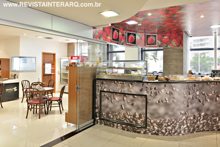 A marcenaria desenhada pela arquiteta também setoriza os ambientes de café e almoço