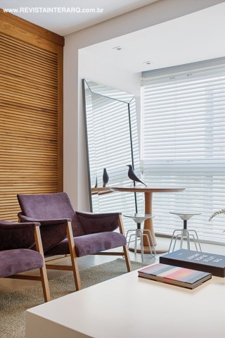 O estar ainda se amplia com a possibilidade de unificação graças às venezianas deslizantes de acesso ao home theater com chaises duplas (Marcia Silveira Ambientações). Piso da Portobello Shop. Eletros da Digital Home