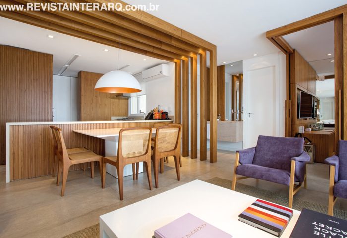Criado para um casal descolado, este apartamento de dimensões reduzidas ganhou amplitude através de um projeto de interiores inteligente - Revista InterArq | Arquitetura, Decoração, Design, Paisagismo e Lifestyle