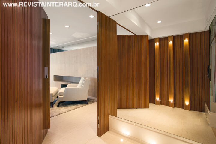 O hall anuncia o décor com o aconchego da madeira e a sofisticação dos revestimentos neutros, como o porcelanato do Atelier Portinari
