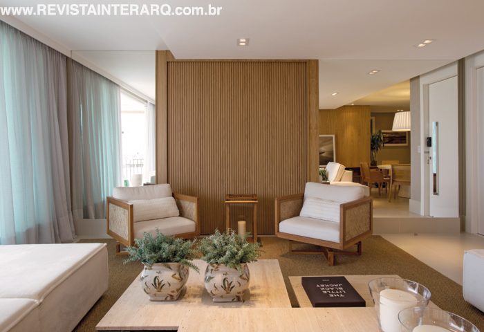 Destaque do projeto, os painéis de madeira permitem a integração ou setorização dos ambientes deste apartamento - Revista InterArq | Arquitetura, Decoração, Design, Paisagismo e Lifestyle