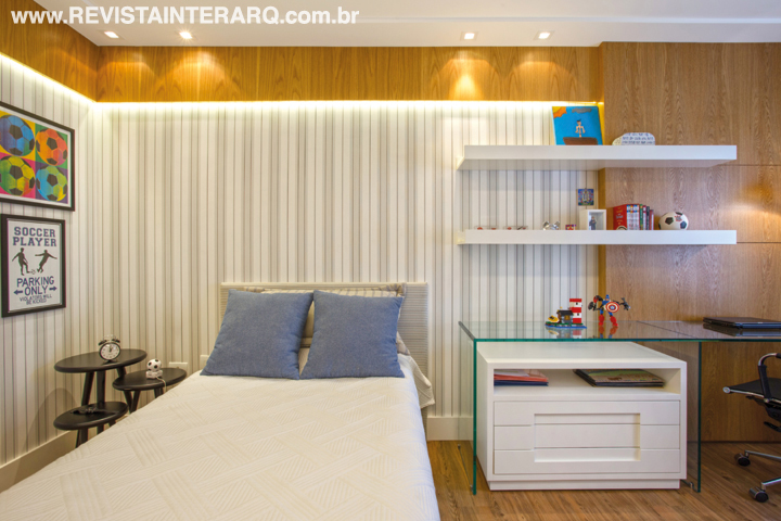 Nos quartos das crianças, as cores foram mescladas com a marcenaria personalizada com acabamentos em laca e madeira natural. Para os meninos, azul e branco