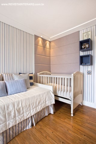 Os quartos das crianças, as cores foram mescladas com a marcenaria personalizada com acabamentos em laca e madeira natural. Para os meninos, azul e branco