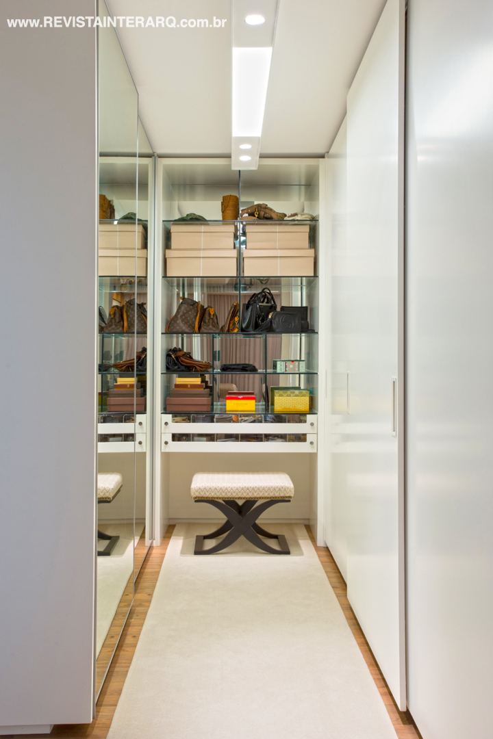 O closet ganhou profundidade com nichos de vidro com fundo espelhado
