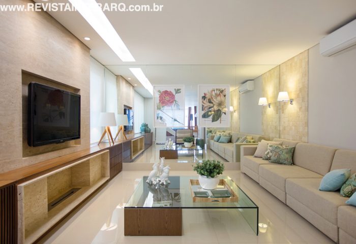 Neste projeto de revitalização, os espaços foram totalmente atualizados, com ambientes integrados e um décor atemporal e sofisticado - Revista InterArq | Arquitetura, Decoração, Design, Paisagismo e Lifestyle