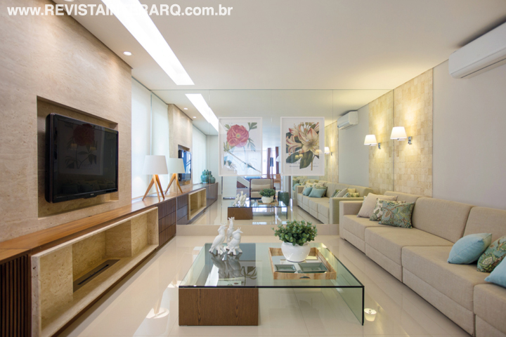 O piso em porcelanato polido (Atelier Portinari) reveste todo o pavimento térreo da moradia. Para aquecer as sessões pipocas nos dias frios, o home theater ganhou uma lareira ecológica embutida no painel de mármore Travertino Romano (Marmoraria Gran-Norte). O abajur é da Kelvin LD