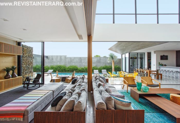 Para este projeto de interiores, a premissa foi de um visual atemporal e tons de cinza para dialogar com a arquitetura - Revista InterArq | Arquitetura, Decoração, Design, Paisagismo e Lifestyle