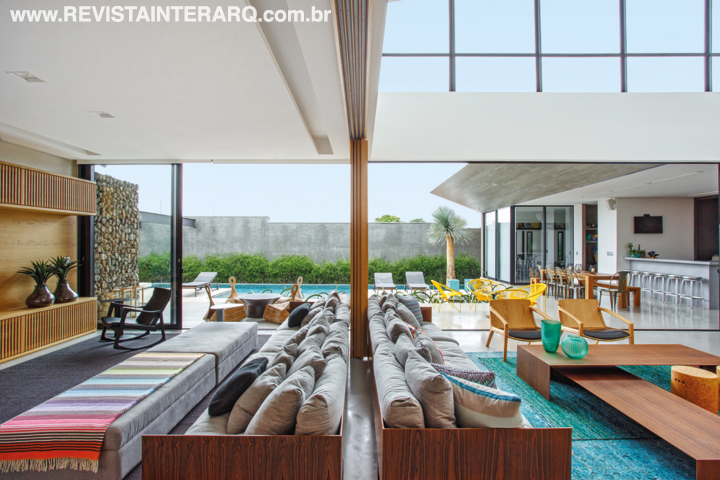 Portas deslizantes de madeira integram ou isolam o home theater do living. No décor assinado pelo escritório, se sobressaem os móveis do designer Jader Almeida (Marcia Silveira Ambientações). Na área externa, paisagismo da Flora Decari