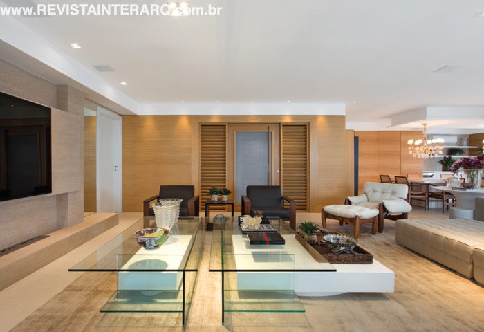 Com ambientes amplos, iluminados e confortáveis, este projeto de reformulação trouxe uma linguagem moderna e atemporal ao apartamento - Revista InterArq | Arquitetura, Decoração, Design, Paisagismo e Lifestyle